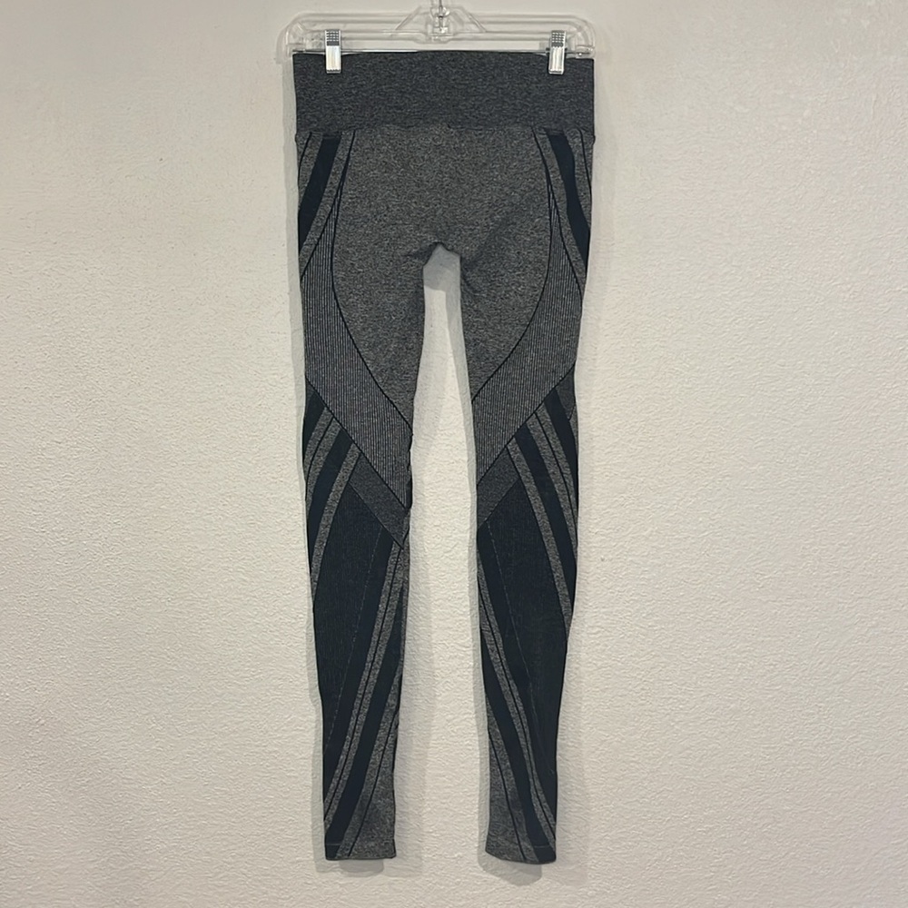 Pure Barre textured legging with angled lines M - Picture 4 of 7